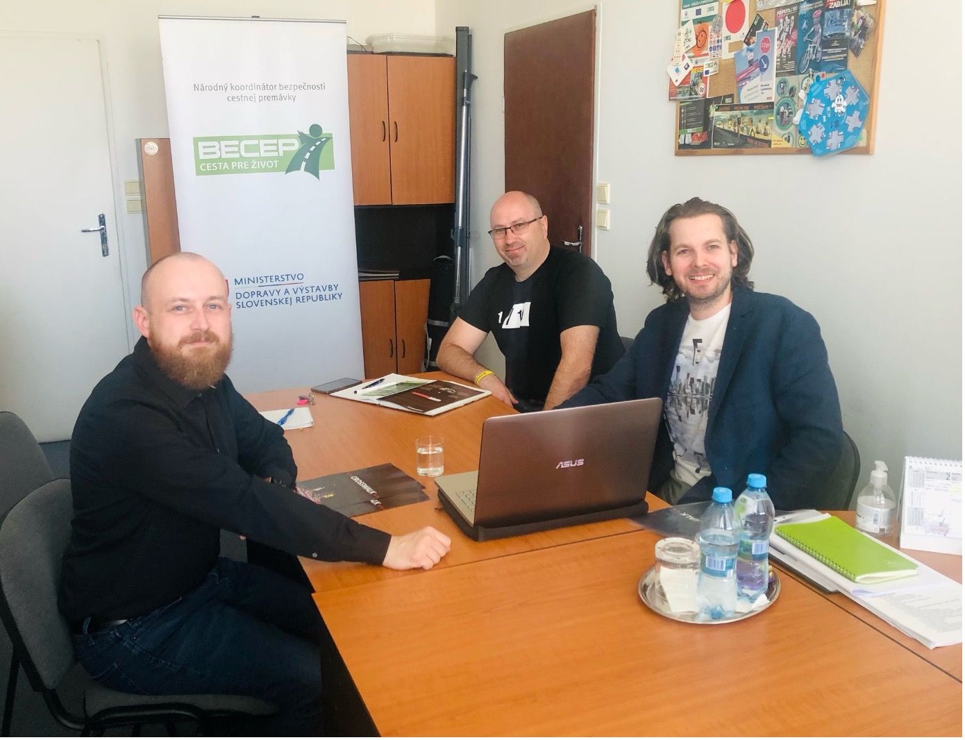 na fotke sa nachádzajú členovia stretnutia na fotke sa nachádzajú členovia stretnutia